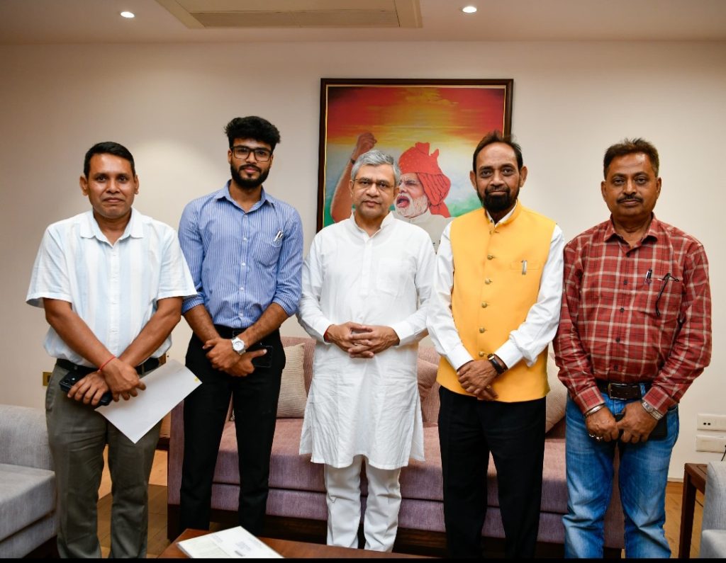 MP Bidyut Baran Mahato Meets Railway Minister; Demands Train Halts at Four Stations Including Ghatshila