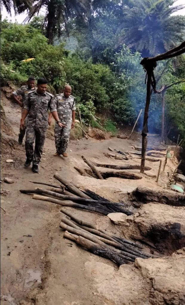 Jamshedpur Illegal liquor den busted, 3,000 kg mahua destroyed